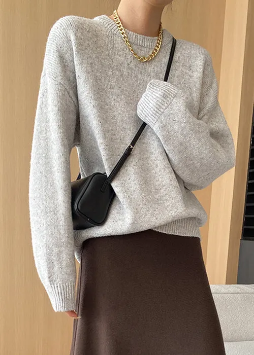 Hellgrauer gemütlicher Strickpullover mit O-Ausschnitt und langen Ärmeln