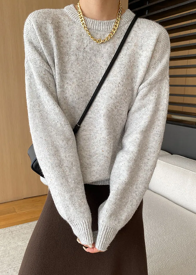 Hellgrauer gemütlicher Strickpullover mit O-Ausschnitt und langen Ärmeln