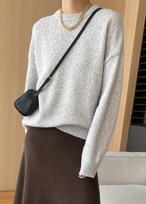 Hellgrauer gemütlicher Strickpullover mit O-Ausschnitt und langen Ärmeln