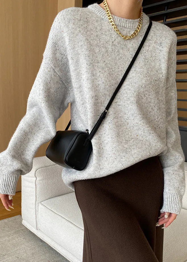 Hellgrauer gemütlicher Strickpullover mit O-Ausschnitt und langen Ärmeln